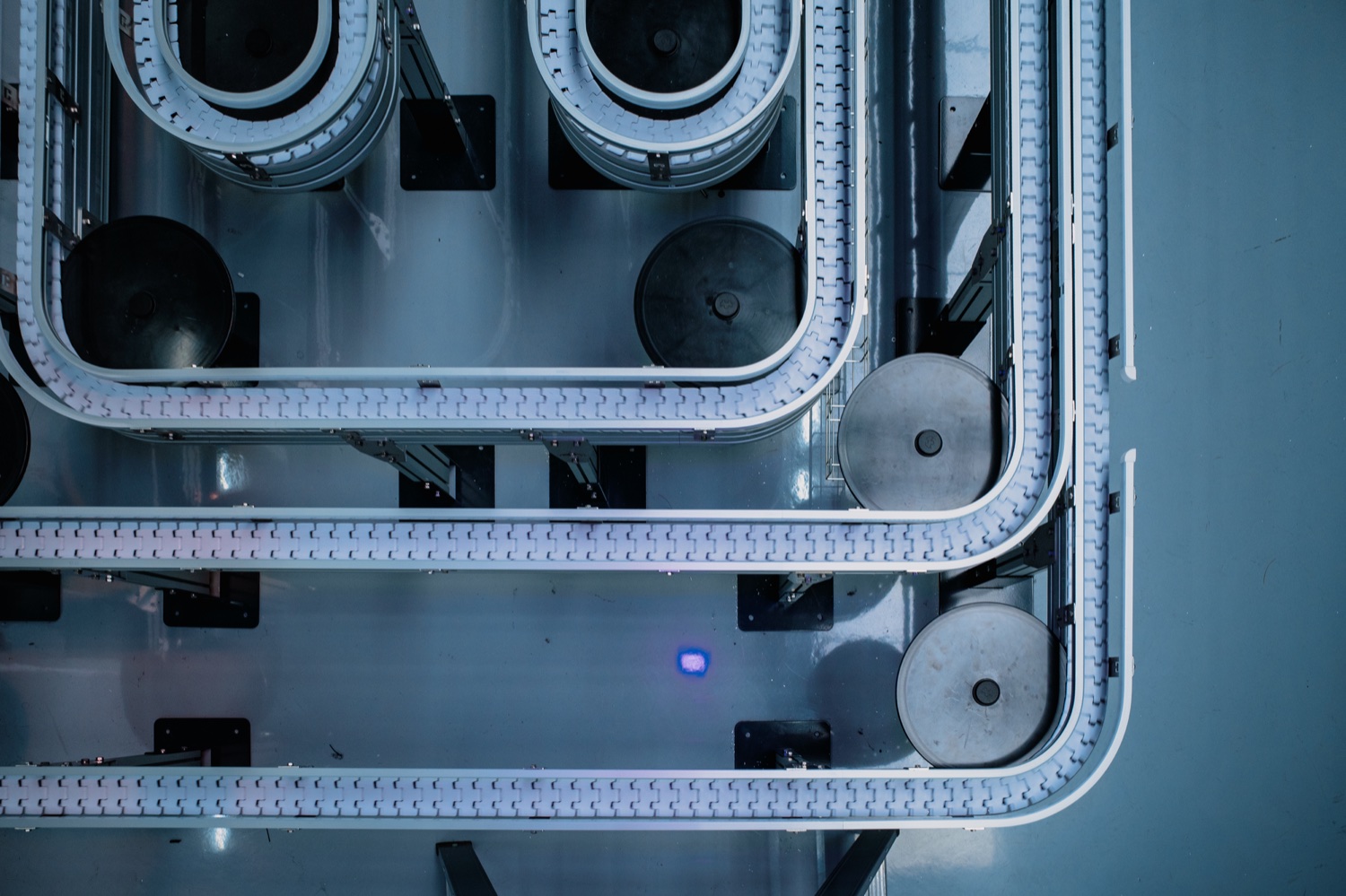 Overhead conveyors carrying totes across a consolidated fill floor
